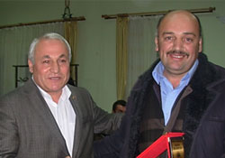 Başkandan işçilerine plaket