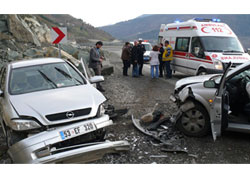 POLİS ARACINA ÇARPTI