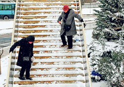 Karlı ve buzlu yollarda yürürken bunlara mutlaka dikkat edin