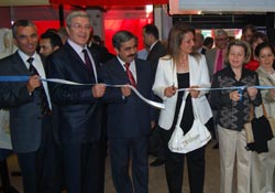 Polis eşleri emeklerini sergiledi