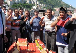 Rusya'ya domatesli protesto