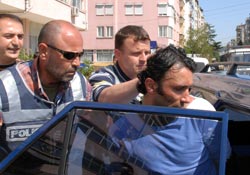 Anneye ve kızına evlat bıçağı