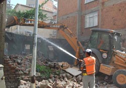 Metruk binalar yıkılıyor