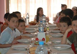 Minik mezunlardan veda partisi