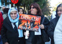 Oğluna destek vermek için eyleme geldi