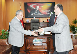 Çiçeği burnunda müdüre ziyaret