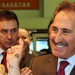 Bakan Günay dövme yaptırdı