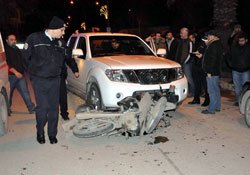 Kamyonet ile motosiklet çarpıştı