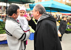 Başkan Burma esnaf ile iç içe