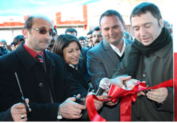 Açılışta bedava pide izdihamı