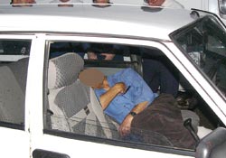 Kızını beklerken kalp krizi geçirdi