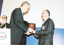 Ödülünü Başbakan verdi