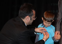 Şehit babasının madalyasını böyle aldı