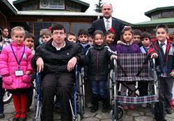 Minik Nisa, 13 bin mavi kapakla engelli gence umut oldu