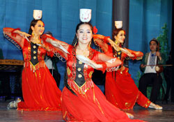 Çin Müzik ve Dans Grubu Xinjiang Samsun'da gösteri yaptı