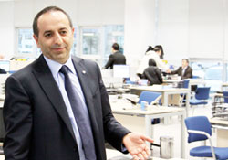 Merdiven altı, zıt kutupları birleştirdi