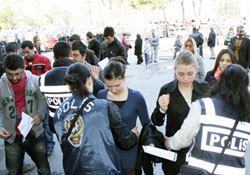 Ehliyetle sınava alınmadı gözyaşlarına boğuldu