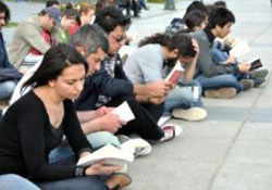 2 saat boyunca kıpırdamadan okudular