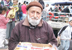 Baba oğluna bağ armağan etmiş,Oğul babasına bir salkım üzüm vermemiş