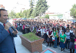 Genç, karne dağıttı