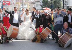 Köprüden geçti gelin