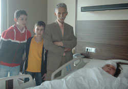 Gözünü açar açmaz çocuklarını sordu