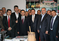 Başkanın elinden ikram