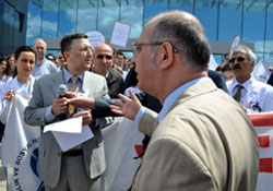 Protestoyu bıraktılar kavga ettiler