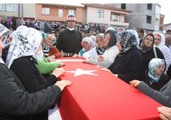 Komutan şehidin babasına sarıldı teselli etti