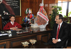 Bir Şahin kalktı diğer Şahin oturdu