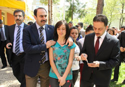 Bir baba gibi dinledi