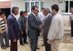 Demir, şehit evinde