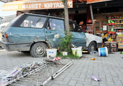 Otomobil markete daldı!