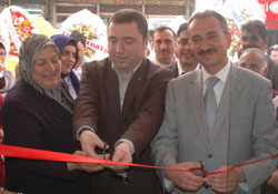 Kurdeleyi Başkan Dündar kesti