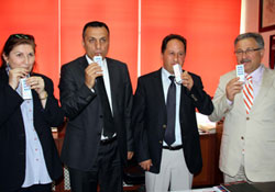 Önce kendileri içtiler, sonra çocuklara içirdiler