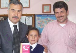 Demir, söz verdiği plaketi verdi