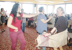 Samsunlu anneler günlerini göbek atarak kutladı