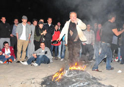 Hıdırellez'de dileklerini kumsala yazdılar