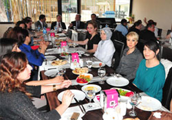 Öğretmenlerden Burmaya Çiçek