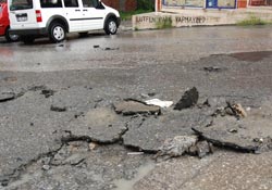 Etikili yağış kokuttu!