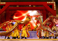 Ejderha ve aslanlarla renkli bir yürüyüş