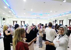Anneler göbek attı