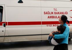 Minibüs refüje çarptı: 11 yaralı