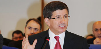 Davutoğlu: Türk bayrağı yakanları derhal bulun!