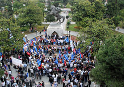 Alanlarda yüzlerce memur hükümeti uyardı