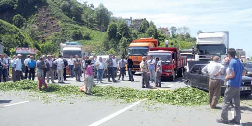Çay üreticisi yol kesti