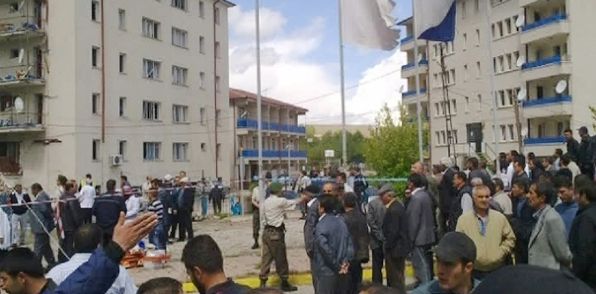 Canlı bomba saldırısı 2 polis şehit; 6'sı ağır 19 kişi yaralı