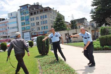 Polise kılıçla saldırdı