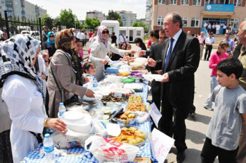 Başkan bol bol alışveriş yaptı