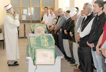 Cenaze namazını kıldıran imam bile utandı